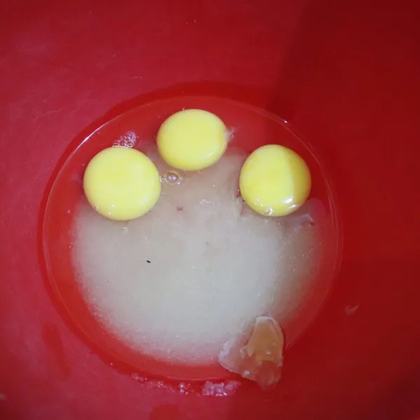 Masukkan bahan telur dalam satu wadah.