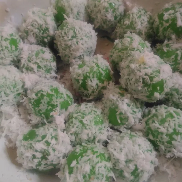 Gulingkan klepon ke dalam kelapa parut, dan siap disajikan.