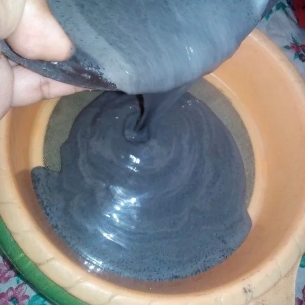 Masukkan ke dalam ayakan.