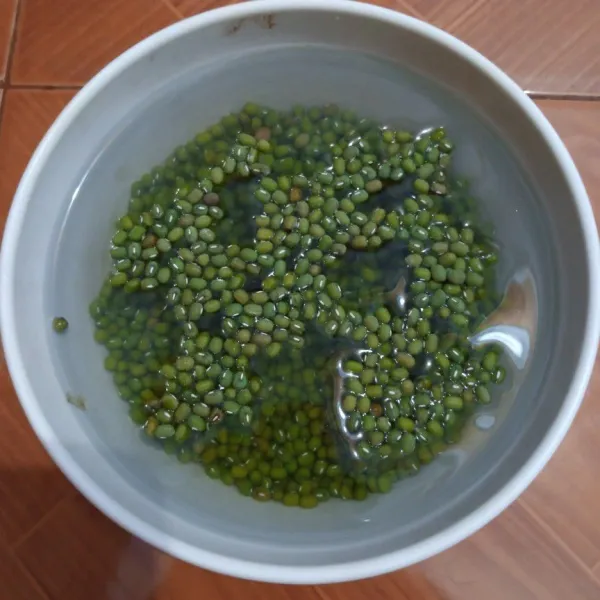 Rendam kacang hijau sekitar 1 jam, setelah itu cuci bersih buang kotorannya.