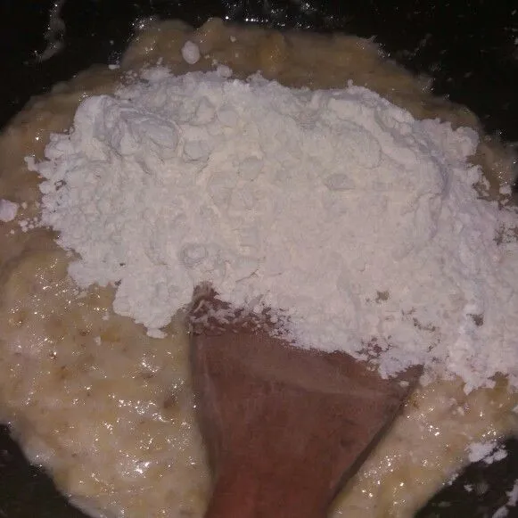 Tambahkan tepung terigu, aduk hingga rata.
