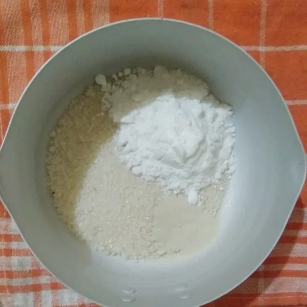 Masukkan gula pasir, bubuk agar-agar, bubuk santan instan, dan garam ke dalam panci.