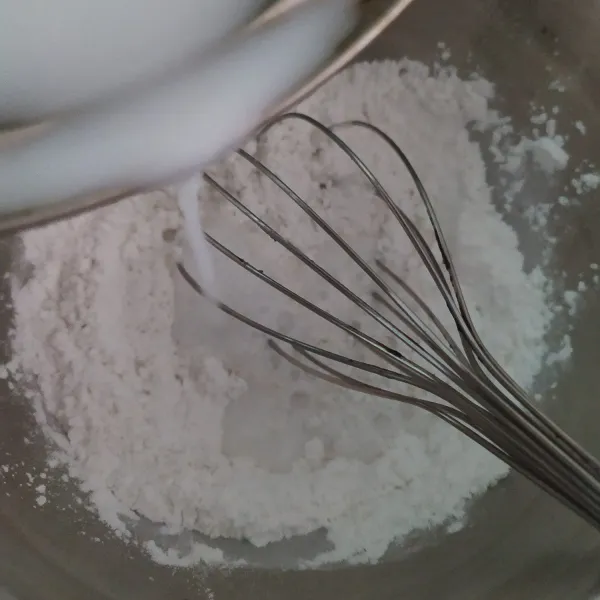 Tuang santan yang sudah hangat ke dalam campuran bahan tepung, aduk rata. Diamkan minimal 30 menit sampai ragi bekerja.