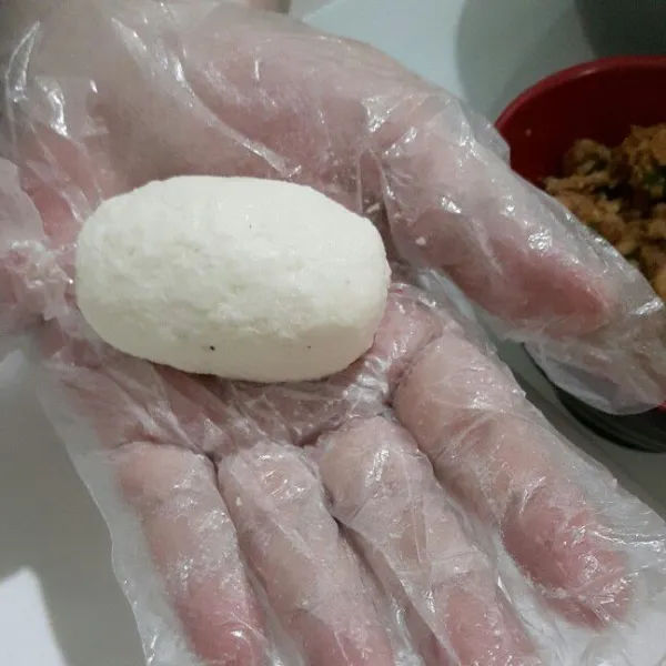 Tutup dan bentuk bulat lonjong. Lakukan sampai selesai.