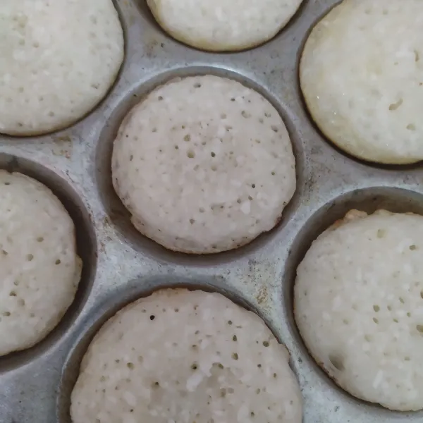 Panaskan cetakan, saya pakai cetakan bulat, olesi dengan sedikit minyak. Setelah panas tuangkan adonan, lalu tutup dan masak sampai matang. Siap disajikan bersama krimer kental manis indomilk dan parutan keju jika suka.