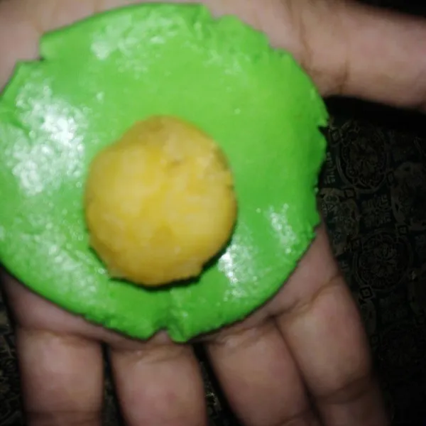 Ambil adonan kulit, isi dengan isian, bulatkan hingga halus.