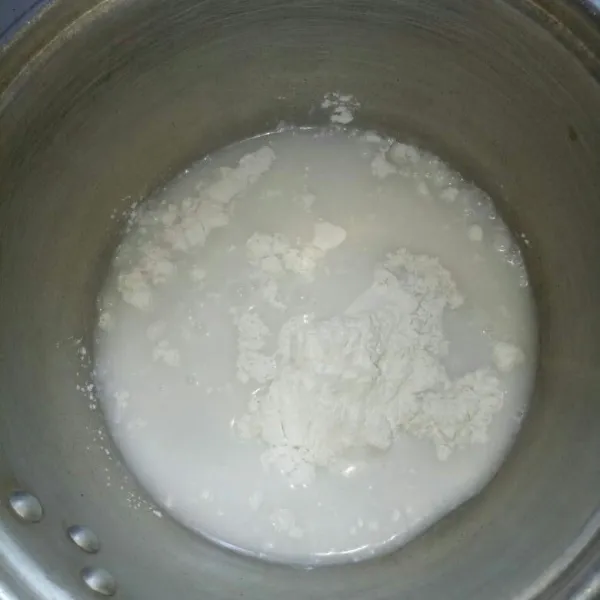 Siapkan panci lalu campurkan bahan putih yang terdiri dari tepung beras, santan, dan garam. Aduk rata dan pastikan tidak ada yang bergerindil.