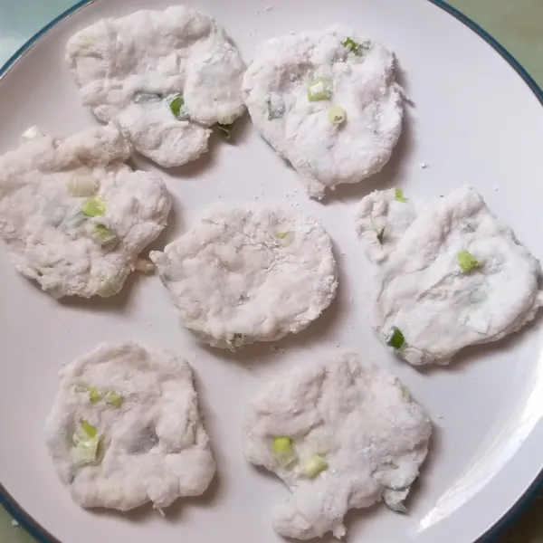 Ambil sedikit demi sedikit kemudian pipihkan, lakukan hingga semua adonan habis.