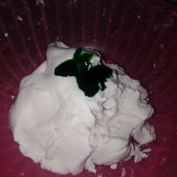 Beri pasta pandan, uleni hingga rata.