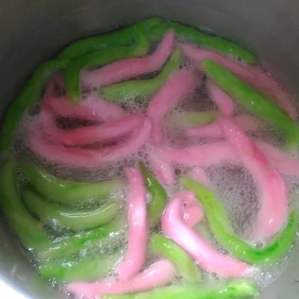 Didihkan air, ambil adonan kemudian pulung dan masukkan ke dalam air mendidih. Rebus sampai cenil mengapung dan matang.