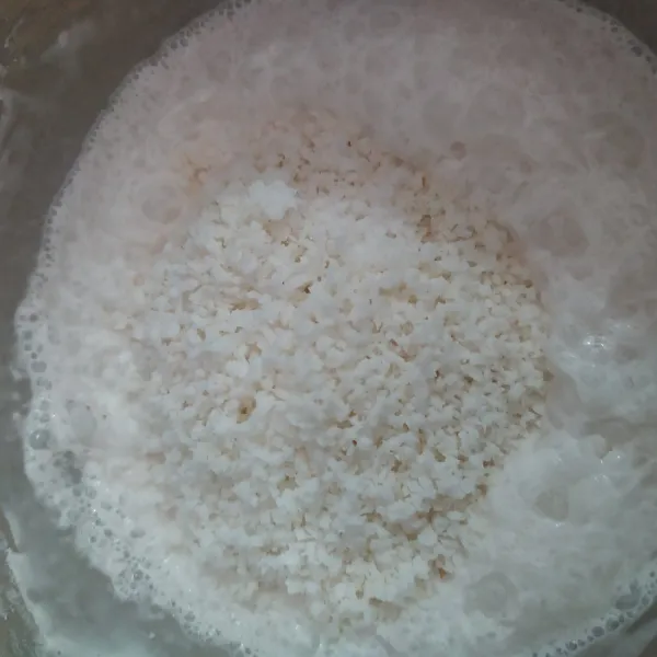 Tambahkan kelapa parut dan garam, aduk hingga rata.