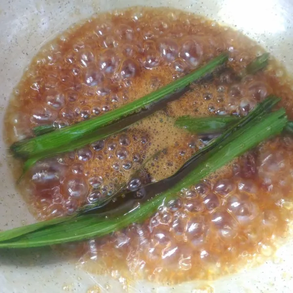 Membuat kinca gula merah: campur semua bahan masak hingga mendidih dan mengental, angkat dan saring.