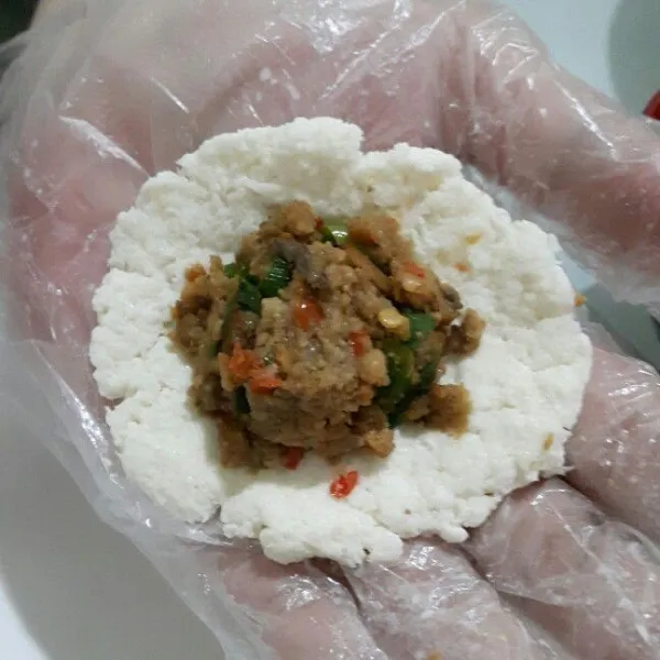 Ambil kurang lebih 1 sdm penuh adonan singkong. Isi dengan 1 sdt sambal oncom.