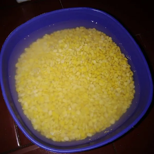 Cuci bersih kacang hijau kupas lalu rendam dengan air semalaman.
