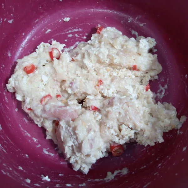 Campur daging ayam, bawang merah, bawang putih, cabai rawit, tepung tapioka, tepung beras, dan putih telur. Aduk hingga rata.