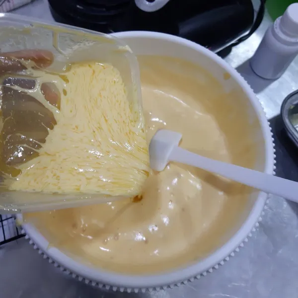Masukkan butter ke dalam adonan. Aduk dengan teknik lipat balik. Jangan sampai butter mengendap di bawah.