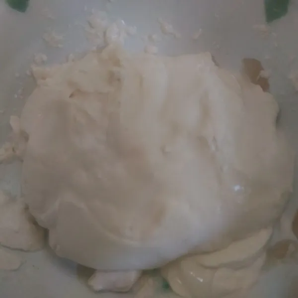 Campur tepung tapioka dengan garam, tambahkan air sedikit demi sedikit kemudian uleni hingga adonan bisa dibentuk.