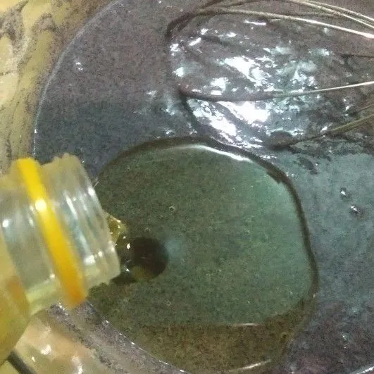 Tambahkan minyak goreng, aduk hingga rata.