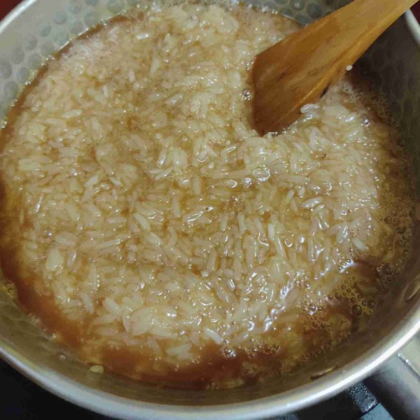 Campurkan beras ketan ke dalam larutan gula merah yang sudah disaring tadi. Masak kembali hingga kering/tidak ada air, lalu kukus sebentar selama 10 menit.
