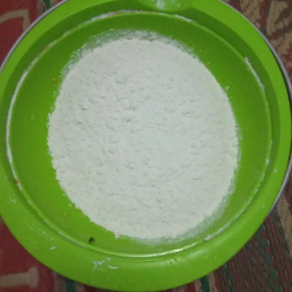 siapkan tepung terigu di dalam wadah