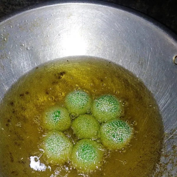 Goreng dengan minyak dingin, kemudian hidupkan kompor. Aduk-aduk sampai matang kuning keemasan.