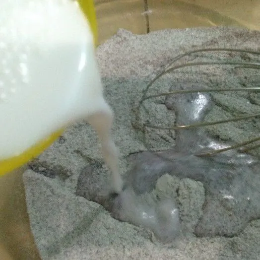 Tambahkan santan sedikit demi sedikit sampai jadi adonan kalis dan tidak bergerindil.