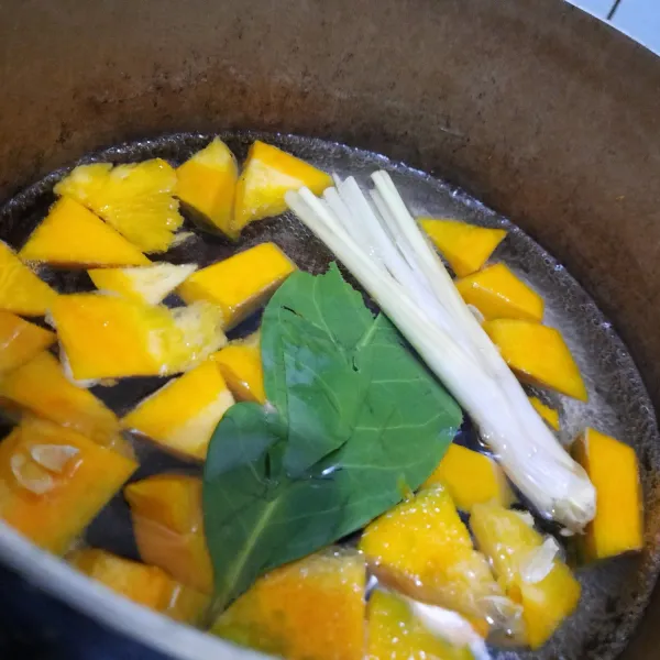 rebus labu, daun salam, dan sereh hingga labu lunak.