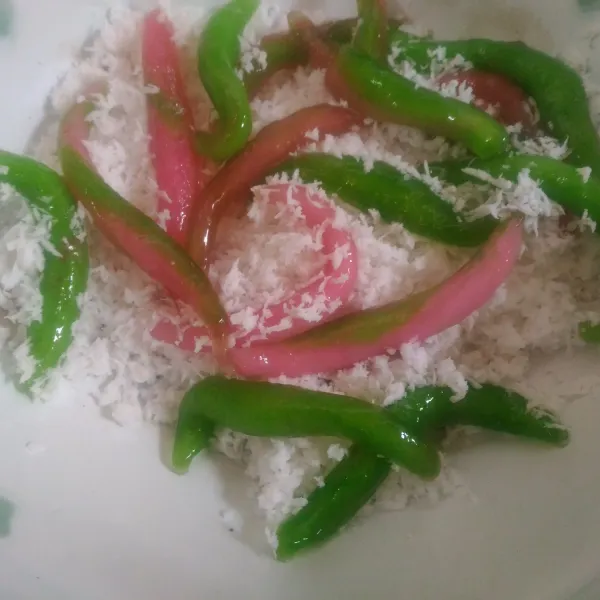 Gulingkan cenil ke dalam kelapa parut, kemudian kucuri dengan kuah kinca. Sajikan.