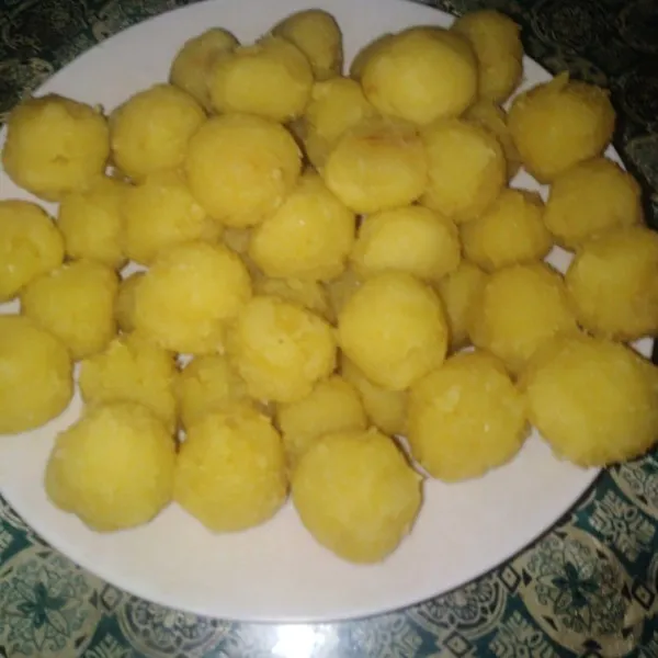 Ambil adonan isian lalu bulatkan, sisihkan.