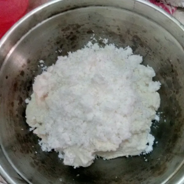 Campurkan singkong yang sudah di peras, kelapa, garam, dan tepung sagu aduk sampai adonan yang dapat dibentuk.
