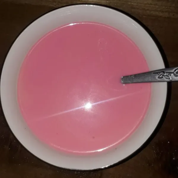 Tambahkan pewarna pink lalu aduk sampai warna tercampur rata.
