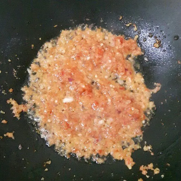 Panaskan secukupnya minyak sayur kemudian tumis bumbu halus sampai harum.