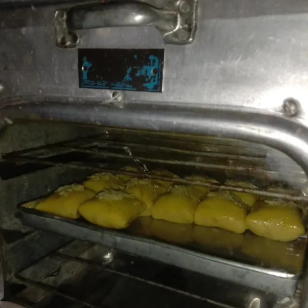 Panggang bolen hingga kuning kecoklatan dan matang (oven sudah dipanaskan sebelumnya, lama dan suhu sesuaikan oven masing-masing).