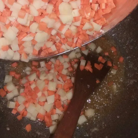 Masukkan wortel dan kentang, aduk rata, lalu tuang 120 ml air, masak hingga wortel dan kentang matang dan airnya sat.