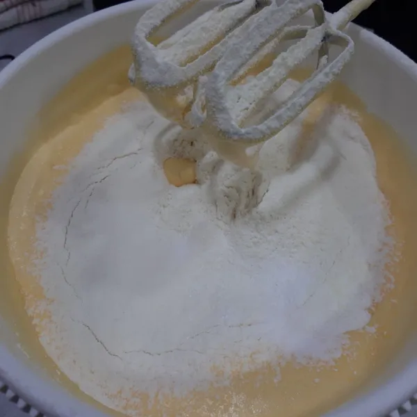 Masukkan tepung terigu, susu, dan tepung maizena yang sudah diayak terlebih dahulu.