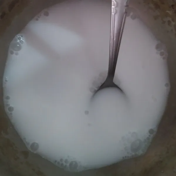 Satukan air dan santan, aduk, kemudian didihkan. Biarkan sampai bersuhu hangat kuku.