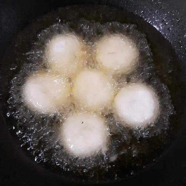 Panaskan minyak sayur. Goreng misro sampai coklat keemasan.