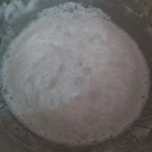 Tanda ragi aktif nanti adonan akan berbuih, jika tidak berbuih berarti ragi sudah tidak bagus atau adonan akan gagal.