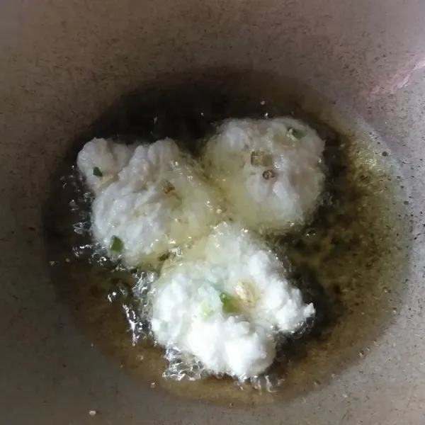 Panaskan minyak, masukkan adonan cireng satu persatu. Goreng hingga mengembang dan keemasan. Angkat dan tiriskan.