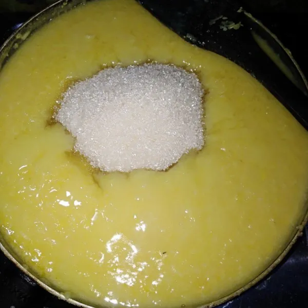 Masak kacang hijau dengan air hingga hancur, lalu masukkan gula, vanili, margarin, dan garam. Aduk terus hingga menggumpal dan bisa dipulung.