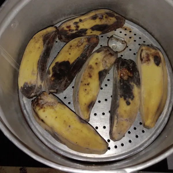 Membuat isian: kukus pisang selama kurang lebih 15 menit kemudian angkat, sisihkan dahulu.