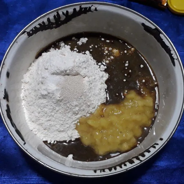 Campur di dalam wadah tepung beras, pisang yang sudah dilumatkan, larutan gula, ragi instan, dan sedikit garam. Aduk rata.