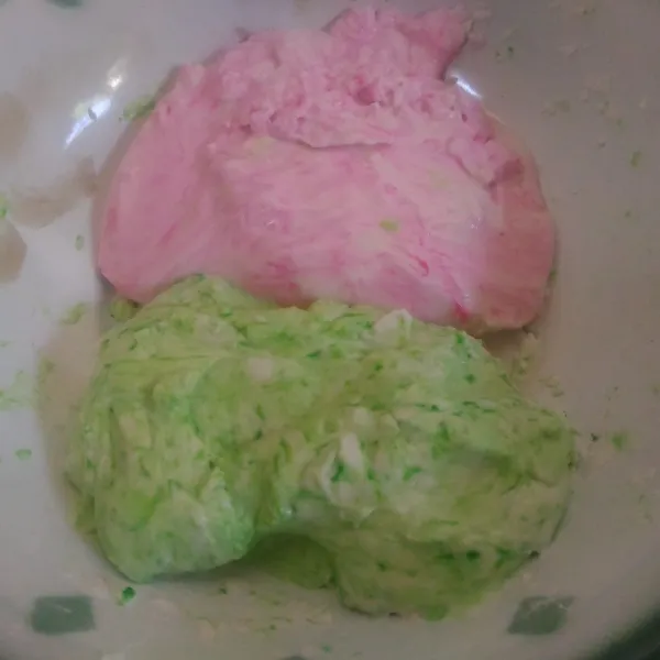 Bagi adonan menjadi 2 bagian, kemudian beri pewarna makanan sesuai selera.