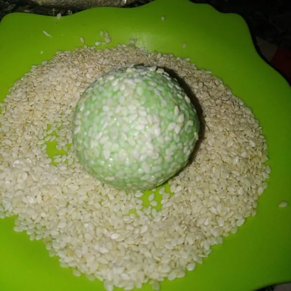 Celupkan pada air lalu taburi dengan wijen kemudian dibulatkan lagi.