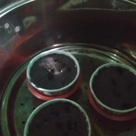 Panaskan kukusan, kemudian kukus adonan kue, dengan posisi penutup kukusan di tutup memakai kain bersih, supaya air uap tidak menetes. Kukus selama 25 menit dengan api besar. Angkat dan sajikan.