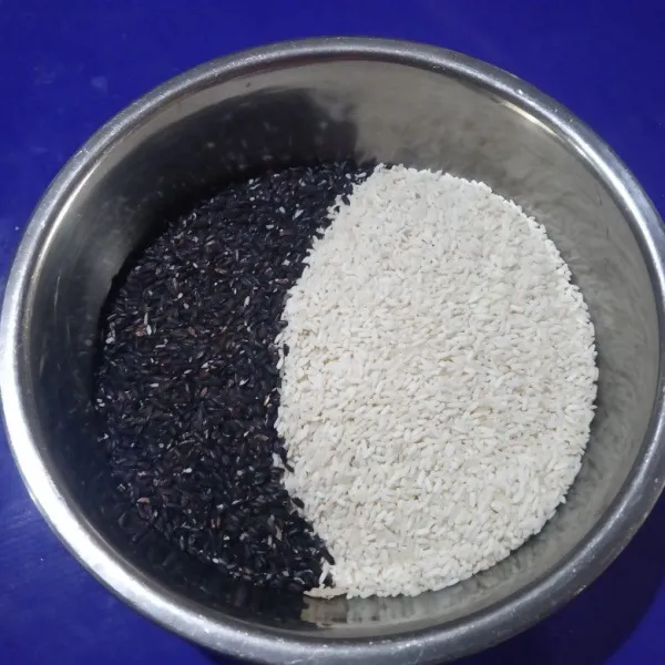 Pada wadah besar, campurkan beras ketan putih dan beras ketan hitam lalu cuci hingga benar-benar bersih.