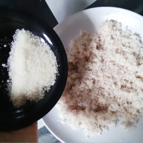 Sambil menunggu klepon matang, campur parutan kelapa yang sudah dikukus dengan gula pasir dan sejumput garam, aduk sampai rata.