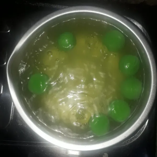 Rebus air sampai mendidih. Masukkan adonan klepon. Masak sampai klepon mengapung tanda sudah matang. Angkat dan tiriskan.