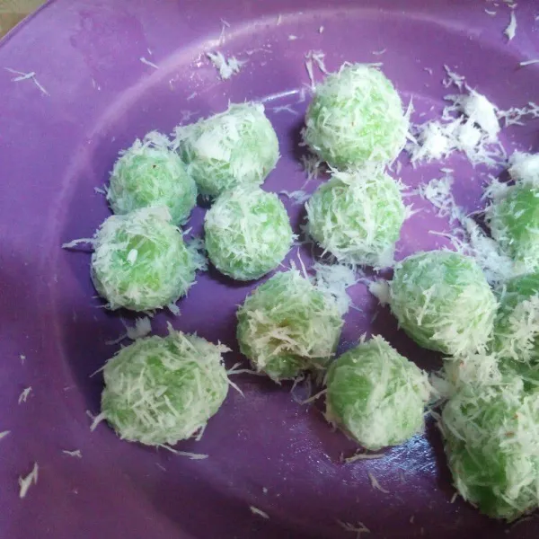 Gulingkan klepon ke dalam kelapa parut.