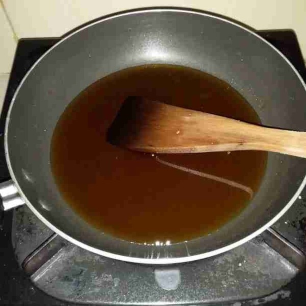 Nyalakan api, rebus gula merah hingga gula larut dan air mendidih. Matikan api kemudian saring kemudian sisihkan.
